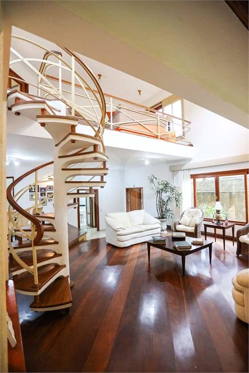 Linda casa de condomínio na Granja Viana