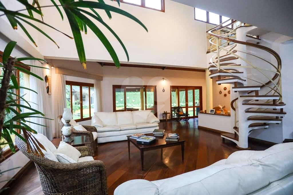 Linda casa de condomínio na Granja Viana