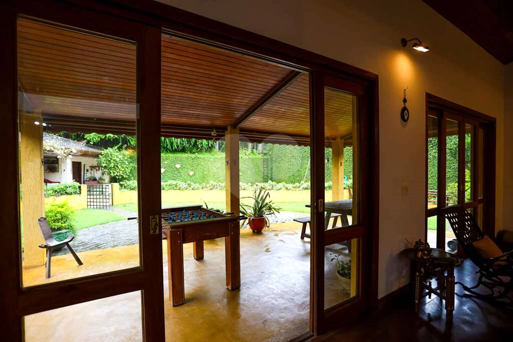 Linda casa de condomínio na Granja Viana