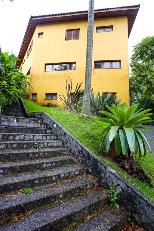 Linda casa de condomínio na Granja Viana
