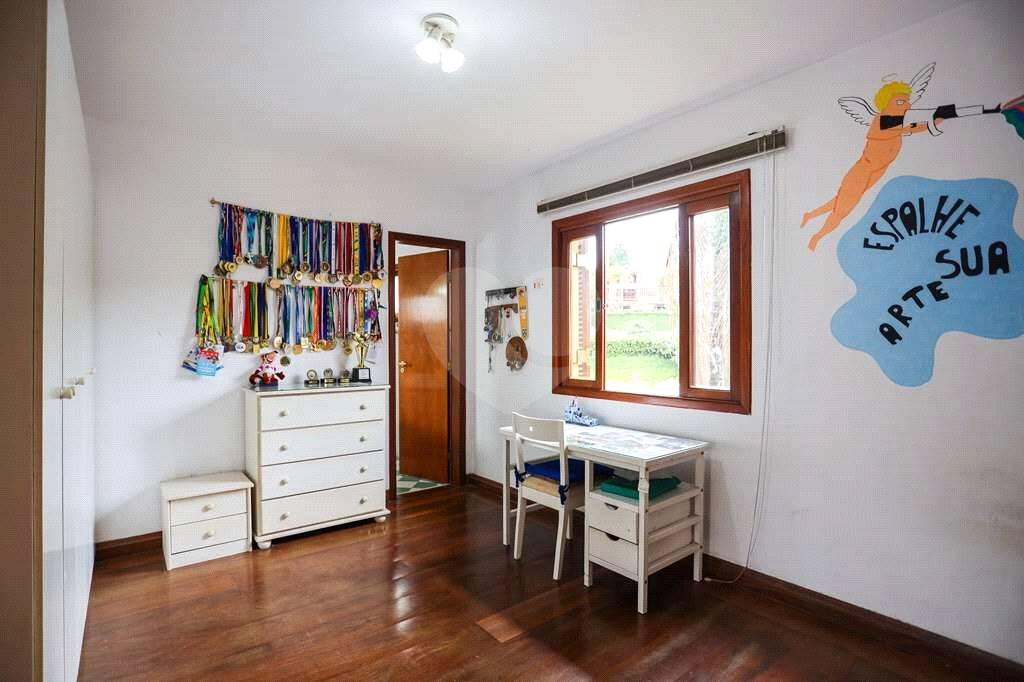 Linda casa de condomínio na Granja Viana