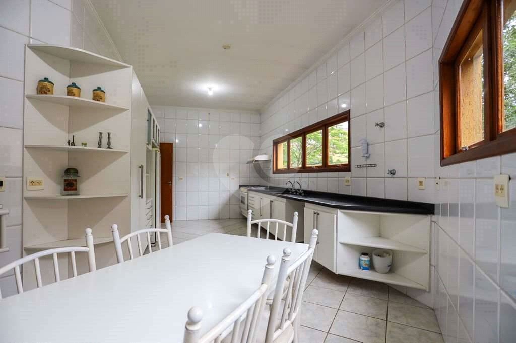 Linda casa de condomínio na Granja Viana
