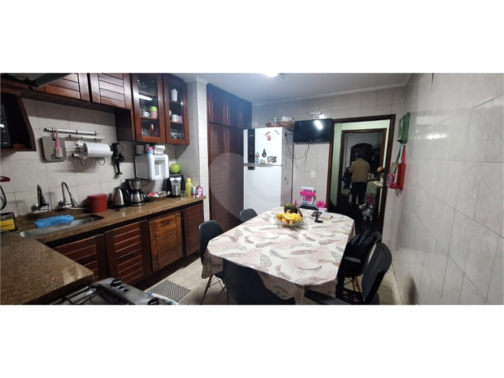 Casa a venda no Pari. Casa com 2 dormitórios, sendo 1 suíte, sala, cozinha com armários , 1 vaga . ( quintal com churrasqueira )