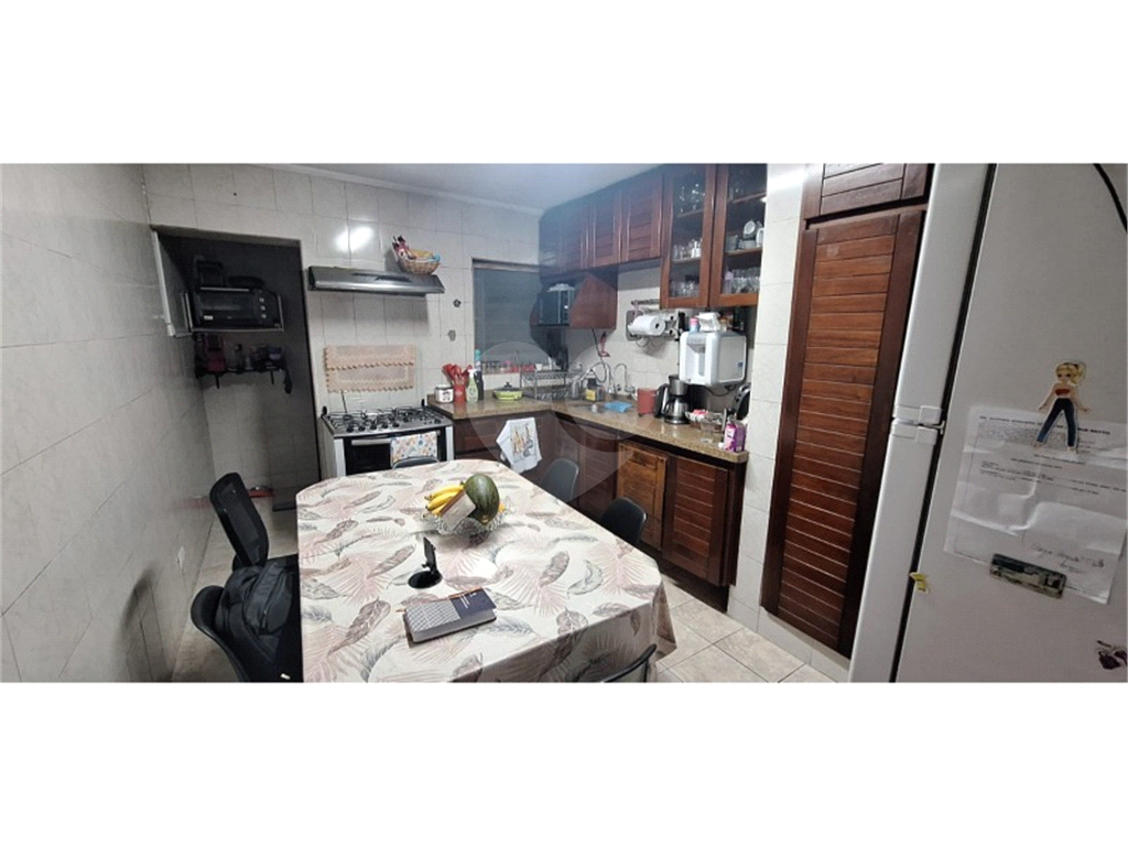 Casa a venda no Pari. Casa com 2 dormitórios, sendo 1 suíte, sala, cozinha com armários , 1 vaga . ( quintal com churrasqueira )