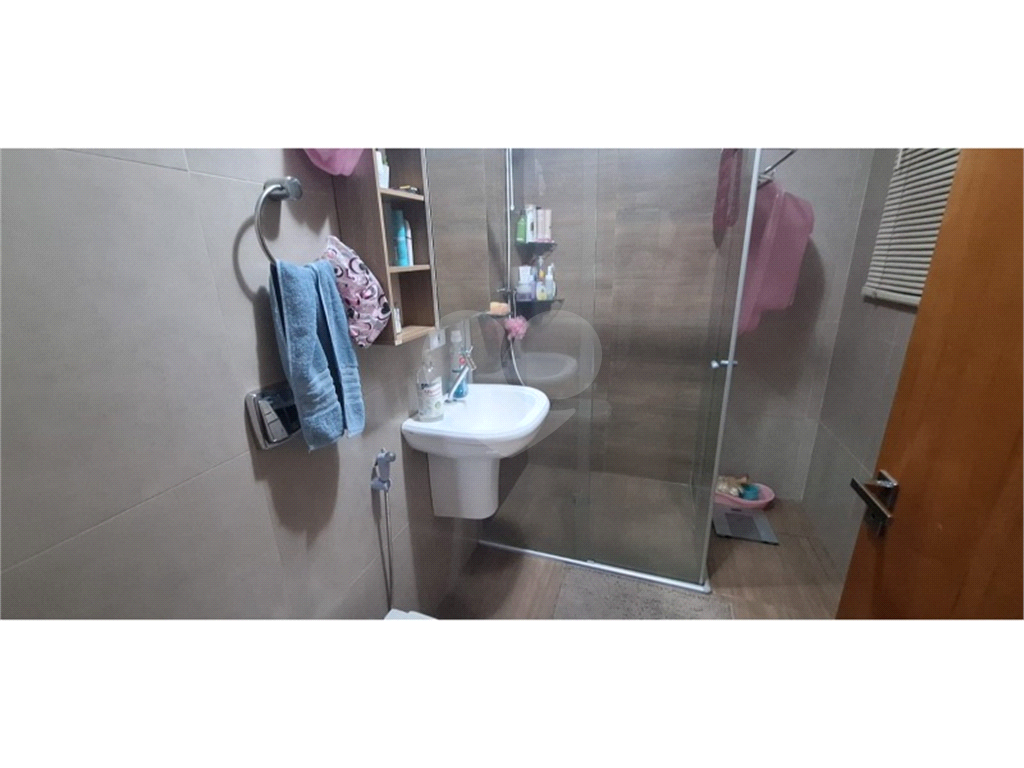 Casa a venda no Pari. Casa com 2 dormitórios, sendo 1 suíte, sala, cozinha com armários , 1 vaga . ( quintal com churrasqueira )