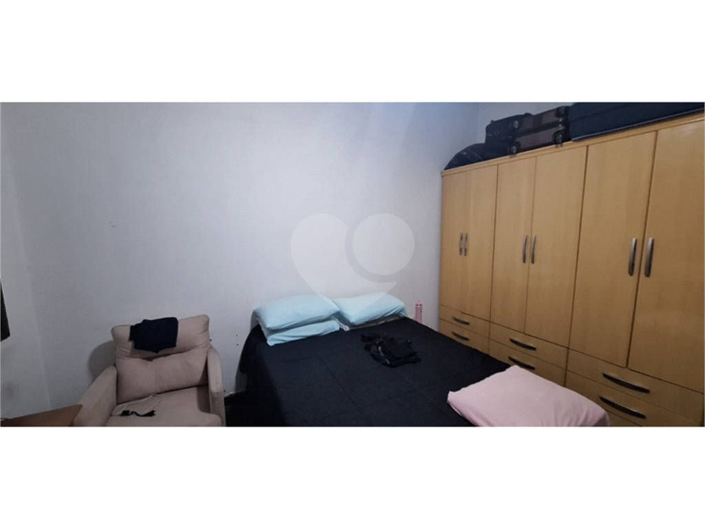 Casa a venda no Pari. Casa com 2 dormitórios, sendo 1 suíte, sala, cozinha com armários , 1 vaga . ( quintal com churrasqueira )