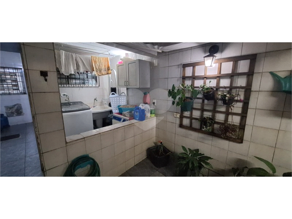 Casa a venda no Pari. Casa com 2 dormitórios, sendo 1 suíte, sala, cozinha com armários , 1 vaga . ( quintal com churrasqueira )