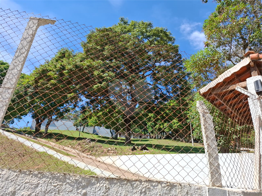 Chácara venda Itú com 6600m2, 6 quartos, piscina, pomar, canteiros, campo de futebol com arquibancadas e 10 ou mais vagas de garagem.