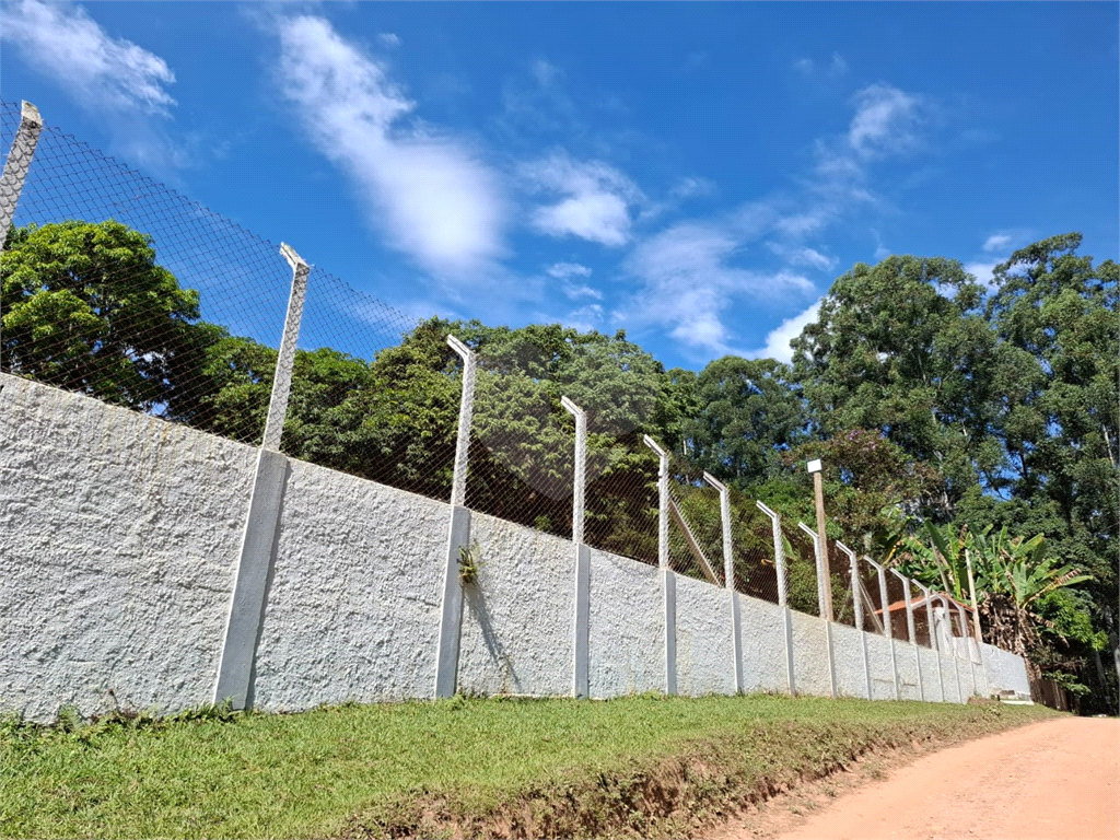 Chácara venda Itú com 6600m2, 6 quartos, piscina, pomar, canteiros, campo de futebol com arquibancadas e 10 ou mais vagas de garagem.