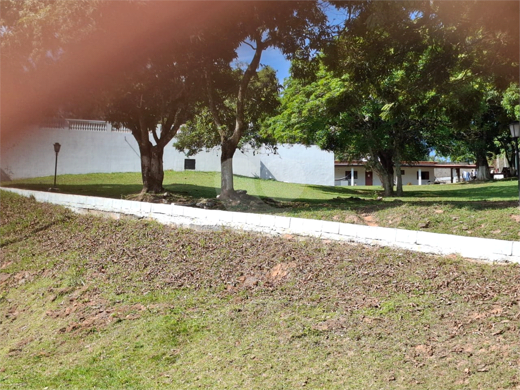 Chácara venda Itú com 6600m2, 6 quartos, piscina, pomar, canteiros, campo de futebol com arquibancadas e 10 ou mais vagas de garagem.