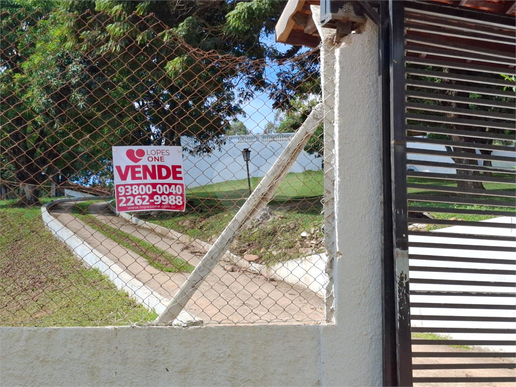Chácara venda Itú com 6600m2, 6 quartos, piscina, pomar, canteiros, campo de futebol com arquibancadas e 10 ou mais vagas de garagem.