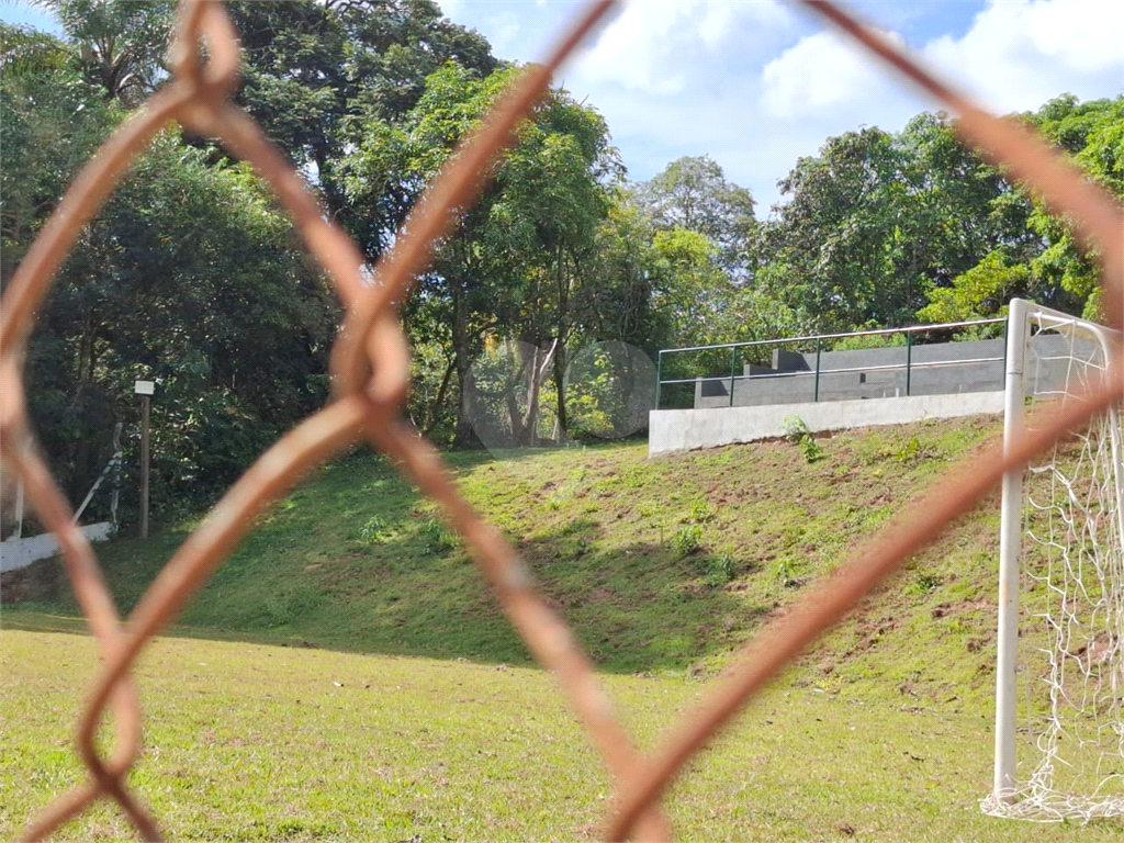 Chácara venda Itú com 6600m2, 6 quartos, piscina, pomar, canteiros, campo de futebol com arquibancadas e 10 ou mais vagas de garagem.