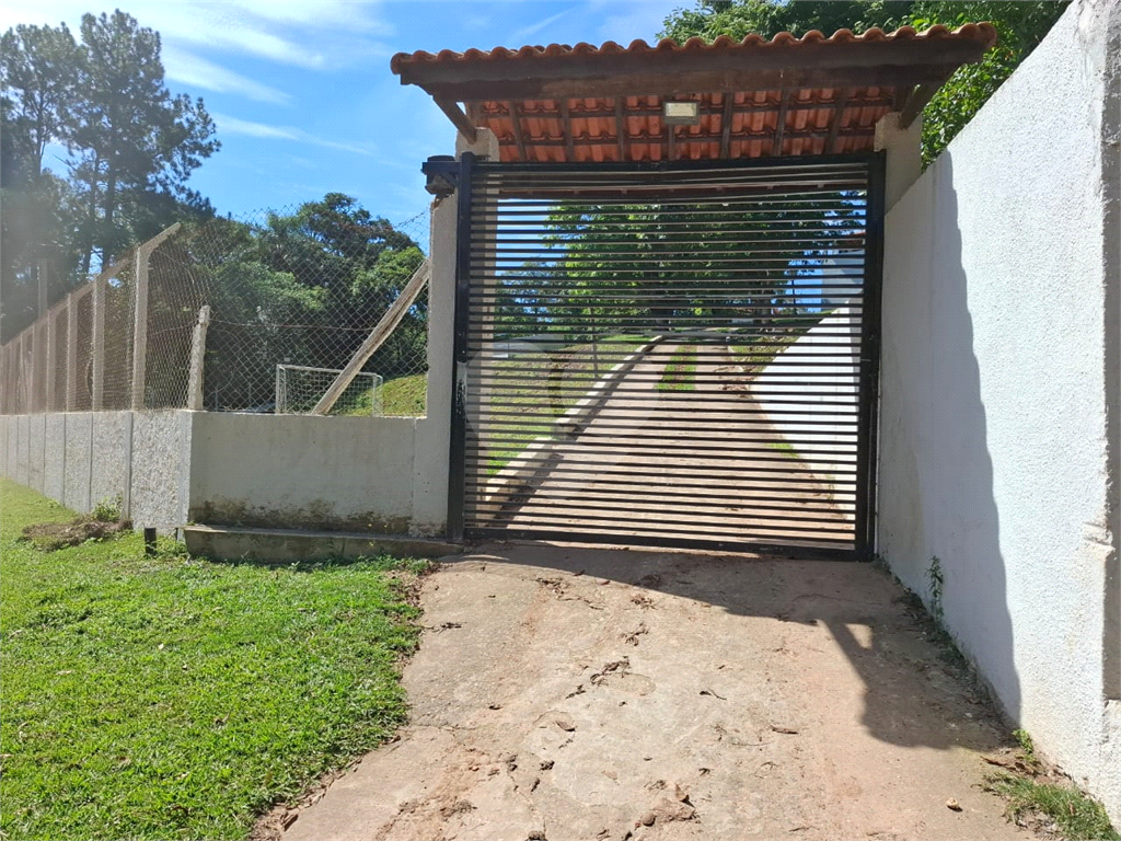 Chácara venda Itú com 6600m2, 6 quartos, piscina, pomar, canteiros, campo de futebol com arquibancadas e 10 ou mais vagas de garagem.
