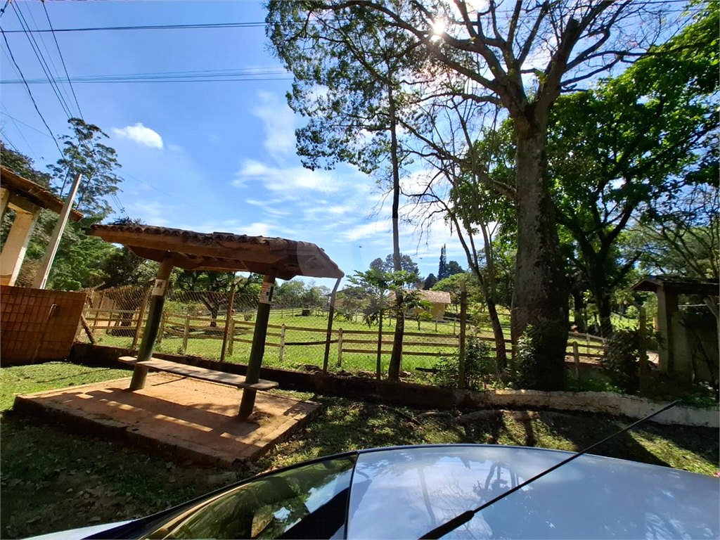 Chácara venda Itú com 6600m2, 6 quartos, piscina, pomar, canteiros, campo de futebol com arquibancadas e 10 ou mais vagas de garagem.