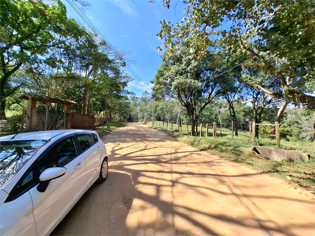 Chácara venda Itú com 6600m2, 6 quartos, piscina, pomar, canteiros, campo de futebol com arquibancadas e 10 ou mais vagas de garagem.