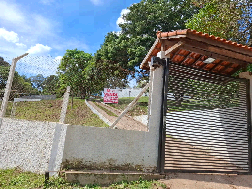 Chácara venda Itú com 6600m2, 6 quartos, piscina, pomar, canteiros, campo de futebol com arquibancadas e 10 ou mais vagas de garagem.