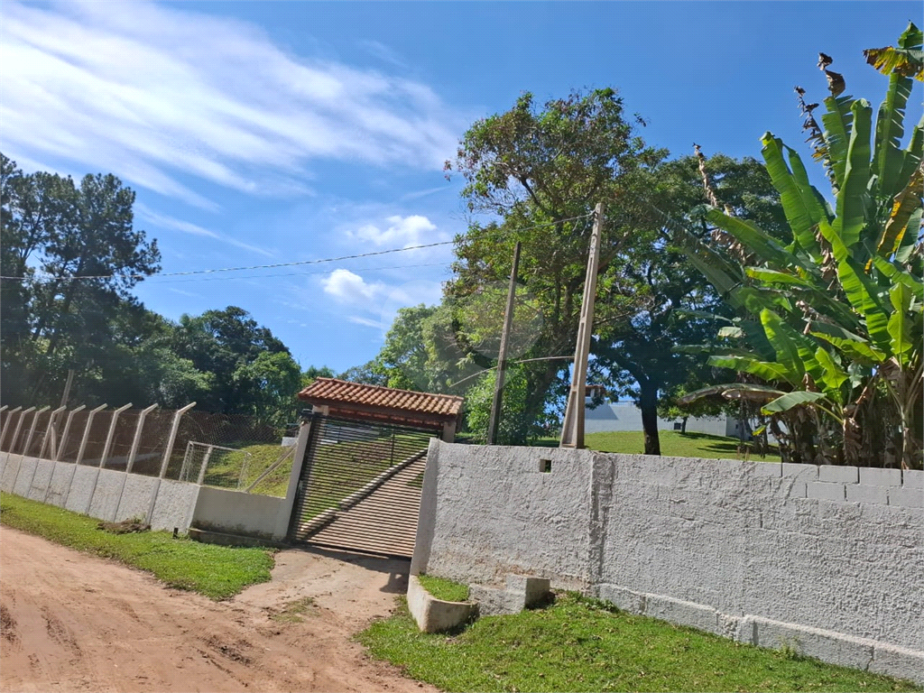 Chácara venda Itú com 6600m2, 6 quartos, piscina, pomar, canteiros, campo de futebol com arquibancadas e 10 ou mais vagas de garagem.