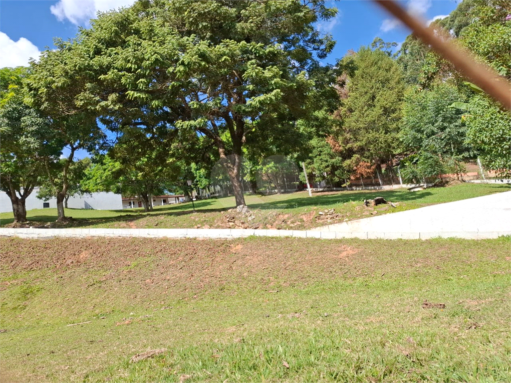 Chácara venda Itú com 6600m2, 6 quartos, piscina, pomar, canteiros, campo de futebol com arquibancadas e 10 ou mais vagas de garagem.