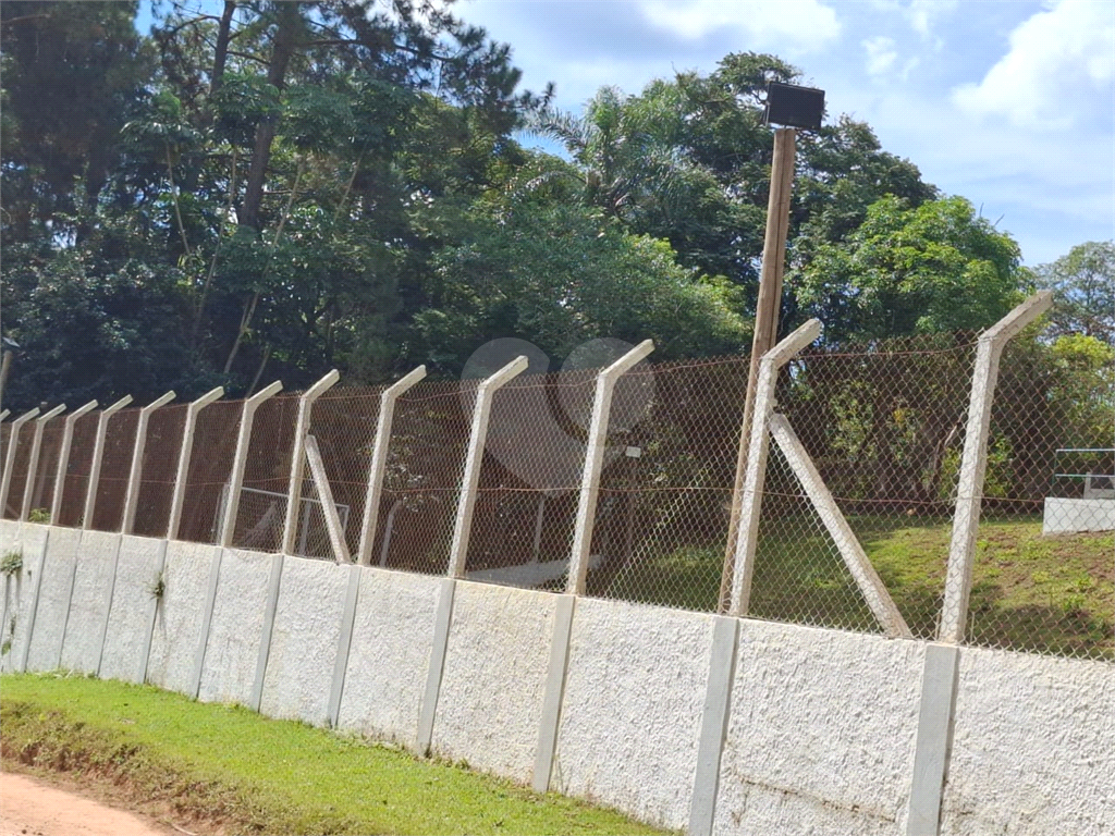 Chácara venda Itú com 6600m2, 6 quartos, piscina, pomar, canteiros, campo de futebol com arquibancadas e 10 ou mais vagas de garagem.