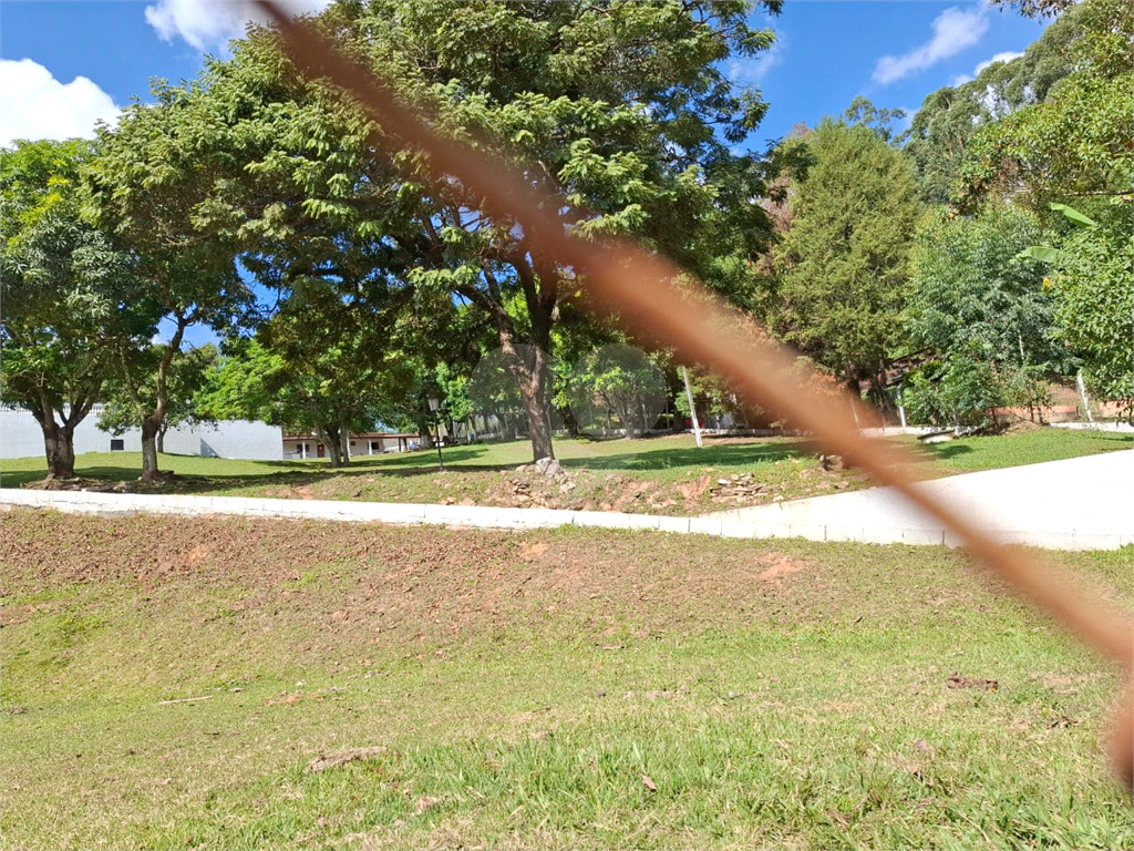 Chácara venda Itú com 6600m2, 6 quartos, piscina, pomar, canteiros, campo de futebol com arquibancadas e 10 ou mais vagas de garagem.