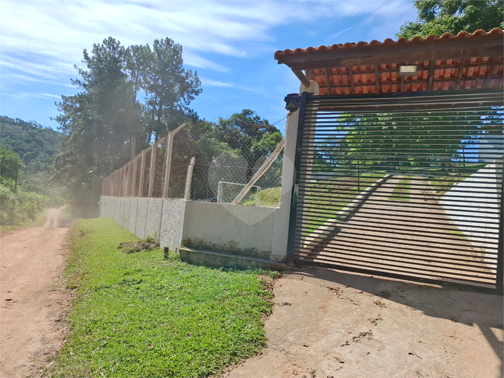 Chácara venda Itú com 6600m2, 6 quartos, piscina, pomar, canteiros, campo de futebol com arquibancadas e 10 ou mais vagas de garagem.