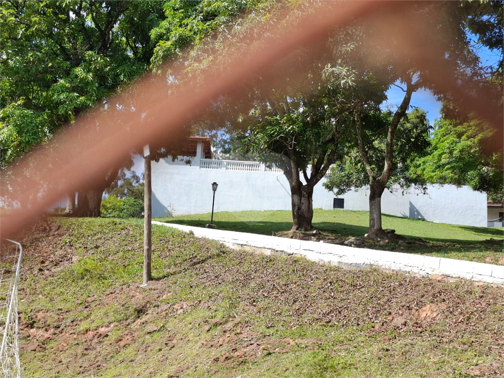 Chácara venda Itú com 6600m2, 6 quartos, piscina, pomar, canteiros, campo de futebol com arquibancadas e 10 ou mais vagas de garagem.