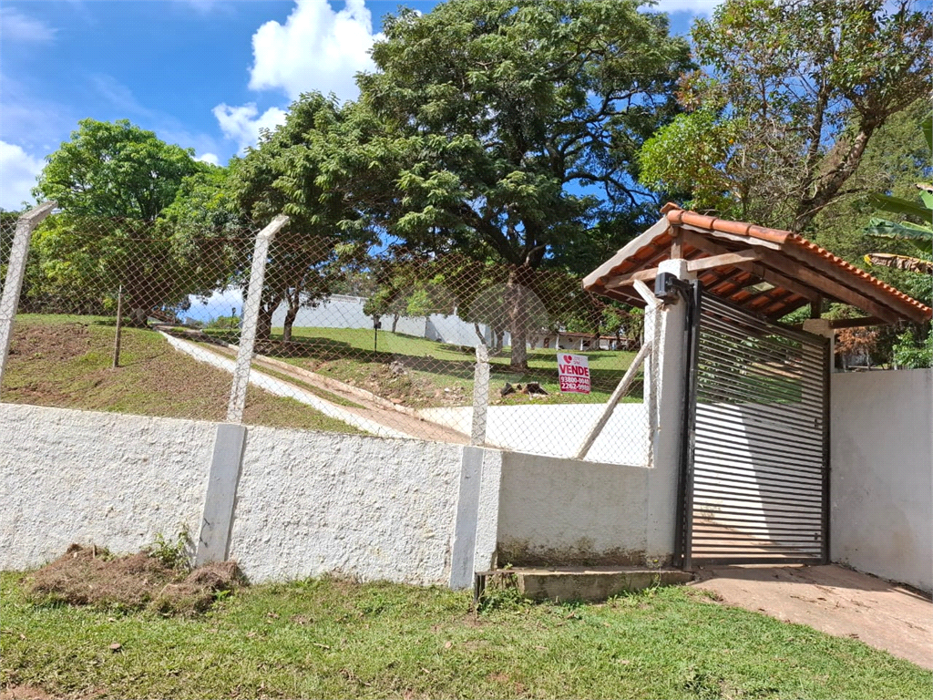 Chácara venda Itú com 6600m2, 6 quartos, piscina, pomar, canteiros, campo de futebol com arquibancadas e 10 ou mais vagas de garagem.