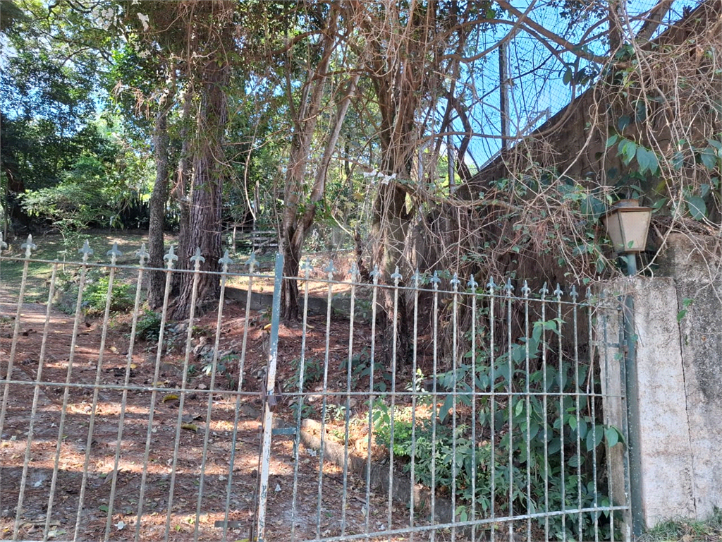 Chácara venda Itú com 6600m2, 6 quartos, piscina, pomar, canteiros, campo de futebol com arquibancadas e 10 ou mais vagas de garagem.