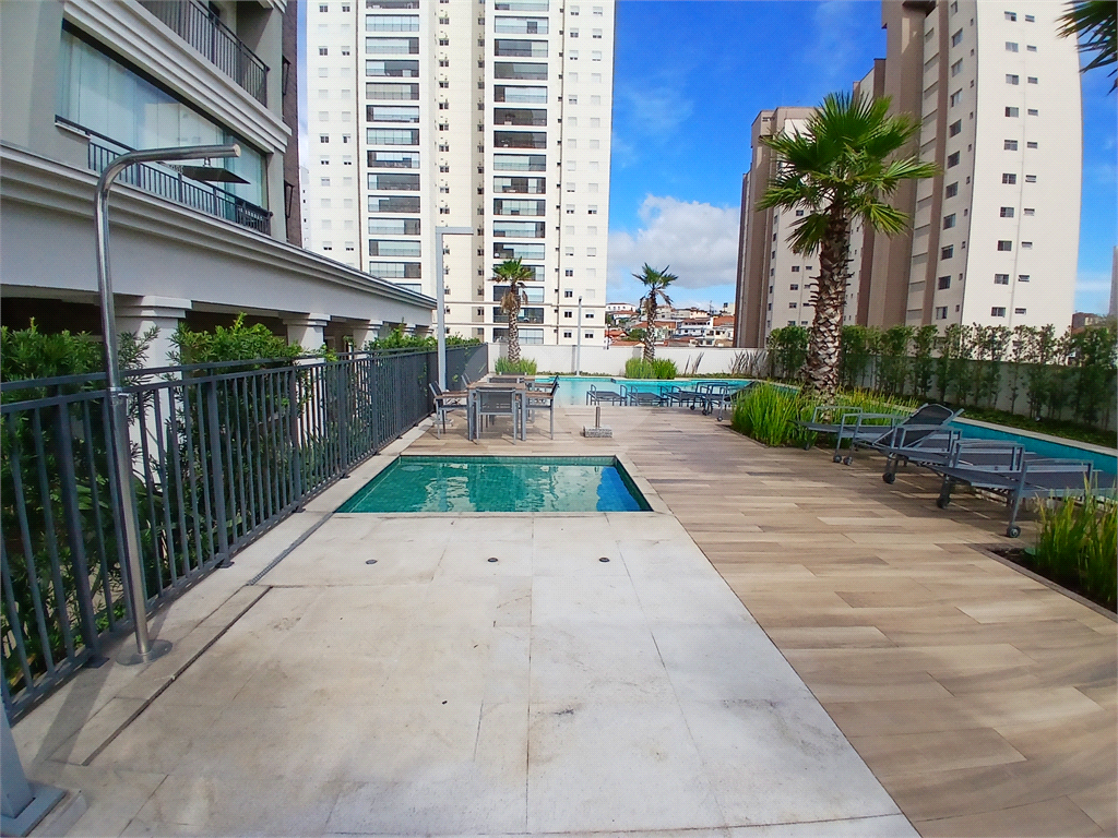 Apartamento impecável à venda com varanda gourmet em andar alto.