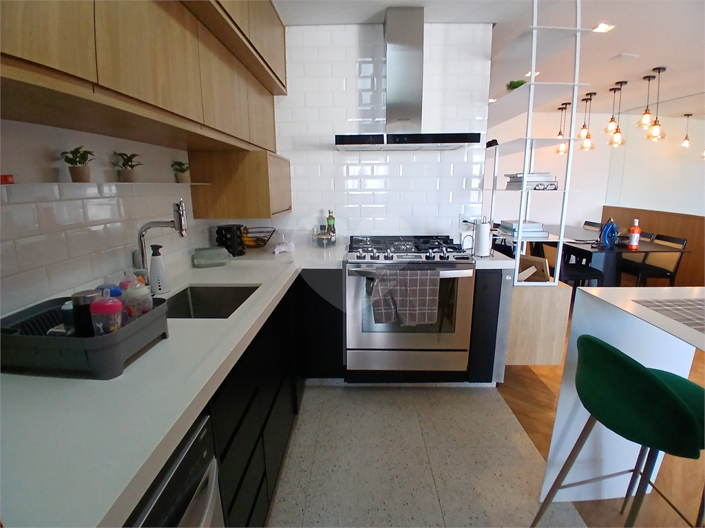 Apartamento impecável à venda com varanda gourmet em andar alto.