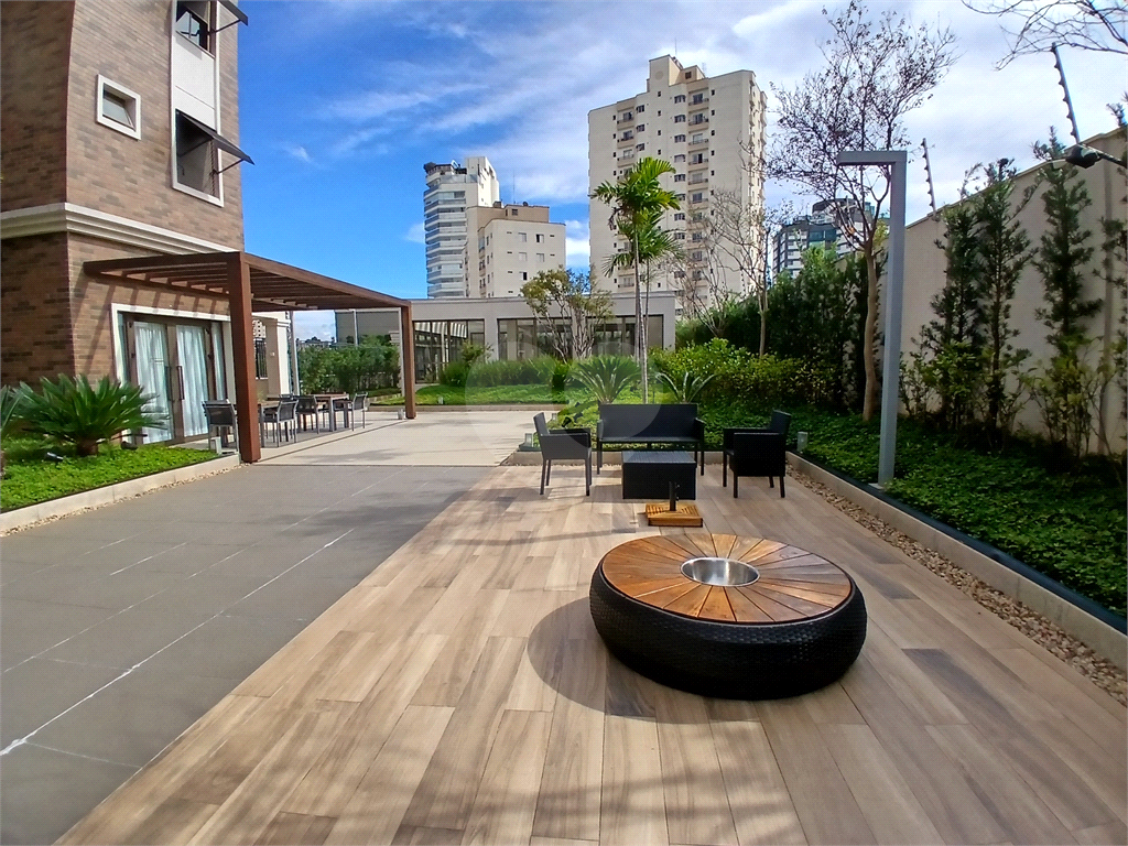 Apartamento impecável à venda com varanda gourmet em andar alto.