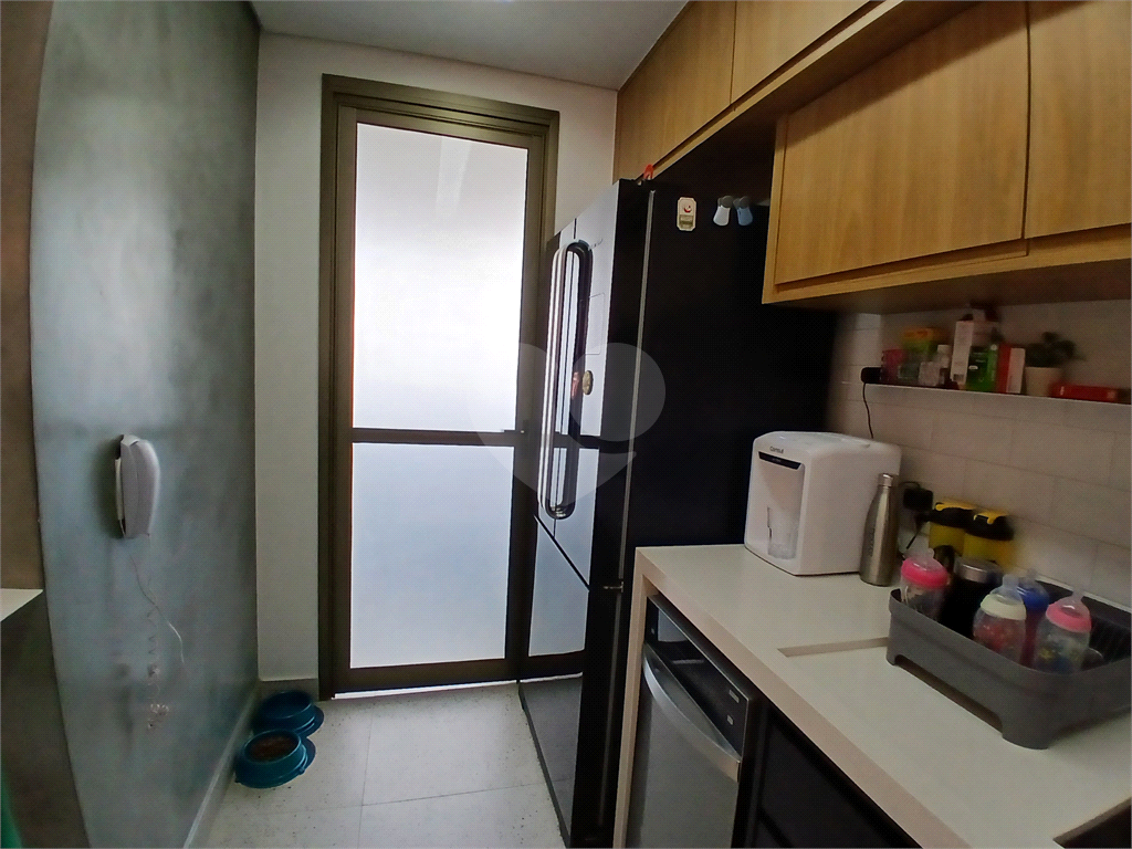 Apartamento impecável à venda com varanda gourmet em andar alto.