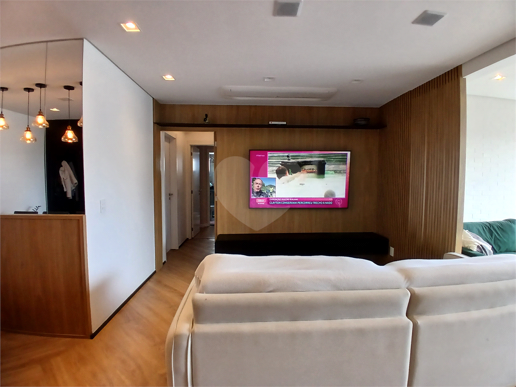 Apartamento impecável à venda com varanda gourmet em andar alto.
