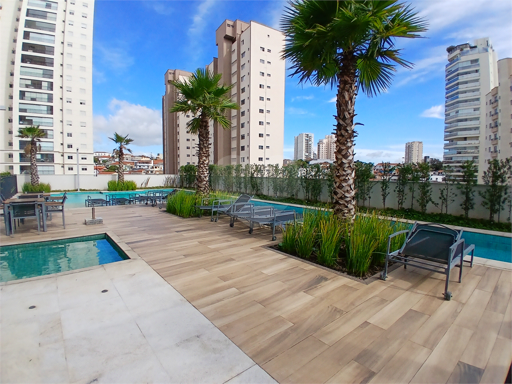 Apartamento impecável à venda com varanda gourmet em andar alto.