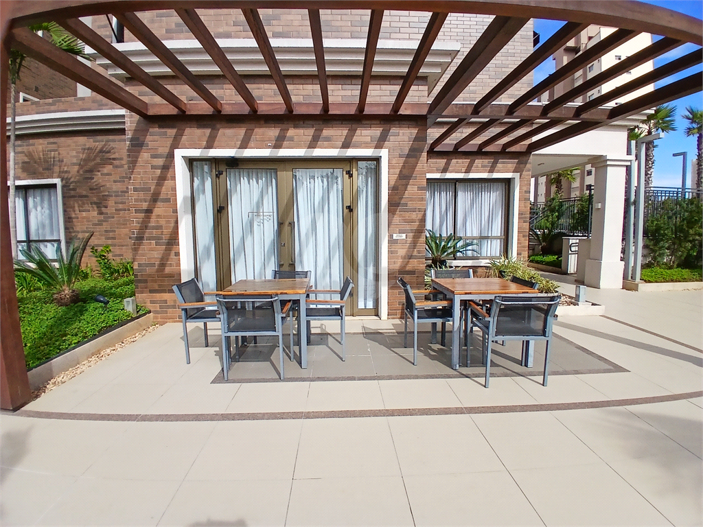 Apartamento impecável à venda com varanda gourmet em andar alto.
