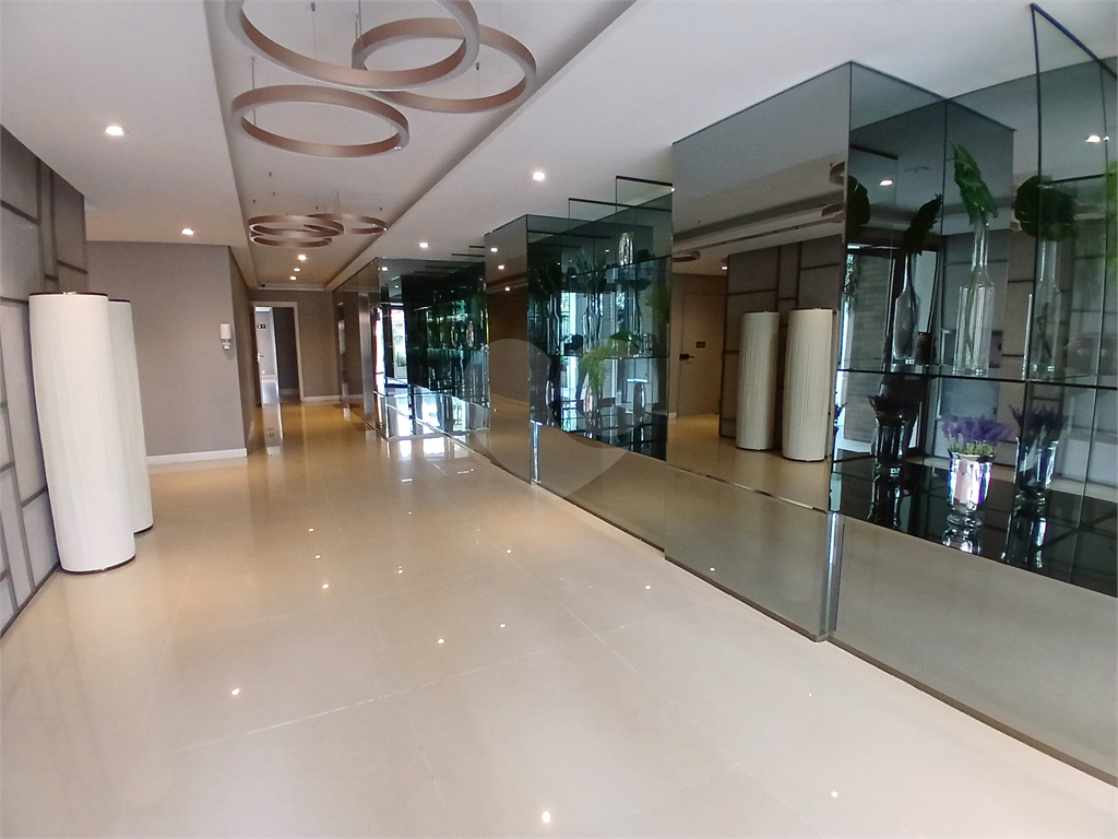Apartamento impecável à venda com varanda gourmet em andar alto.