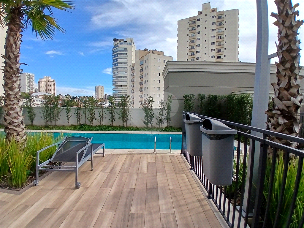 Apartamento impecável à venda com varanda gourmet em andar alto.