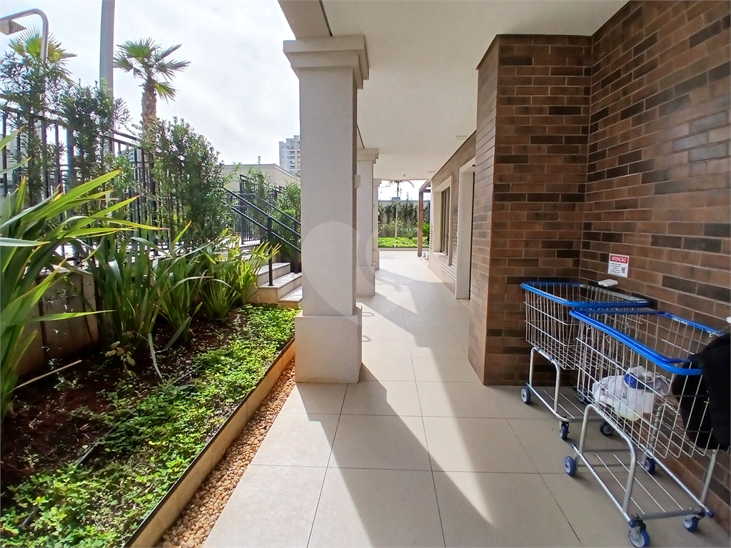 Apartamento impecável à venda com varanda gourmet em andar alto.