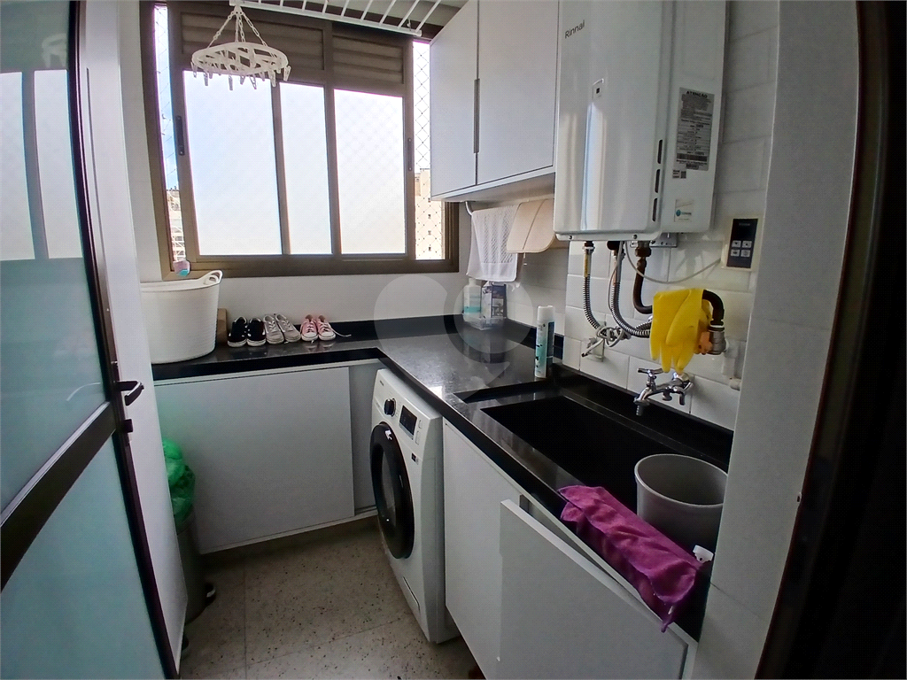Apartamento impecável à venda com varanda gourmet em andar alto.