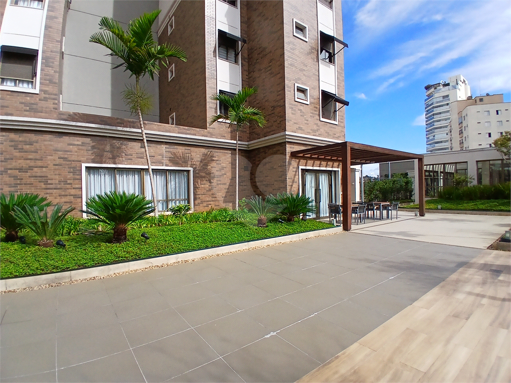 Apartamento impecável à venda com varanda gourmet em andar alto.