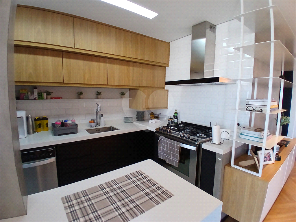 Apartamento impecável à venda com varanda gourmet em andar alto.