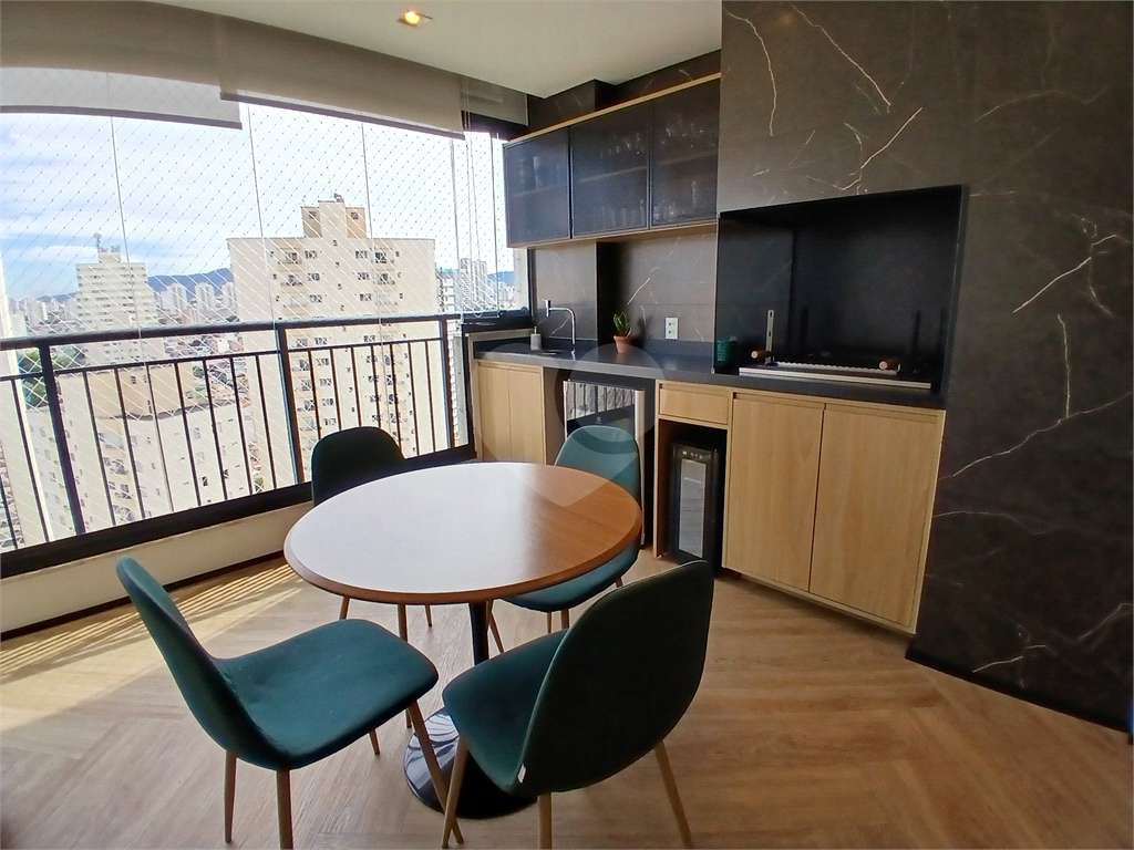 Apartamento impecável à venda com varanda gourmet em andar alto.