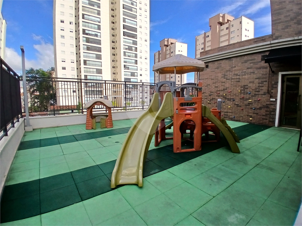 Apartamento impecável à venda com varanda gourmet em andar alto.