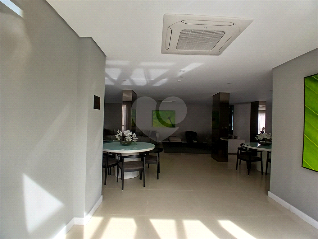 Apartamento impecável à venda com varanda gourmet em andar alto.