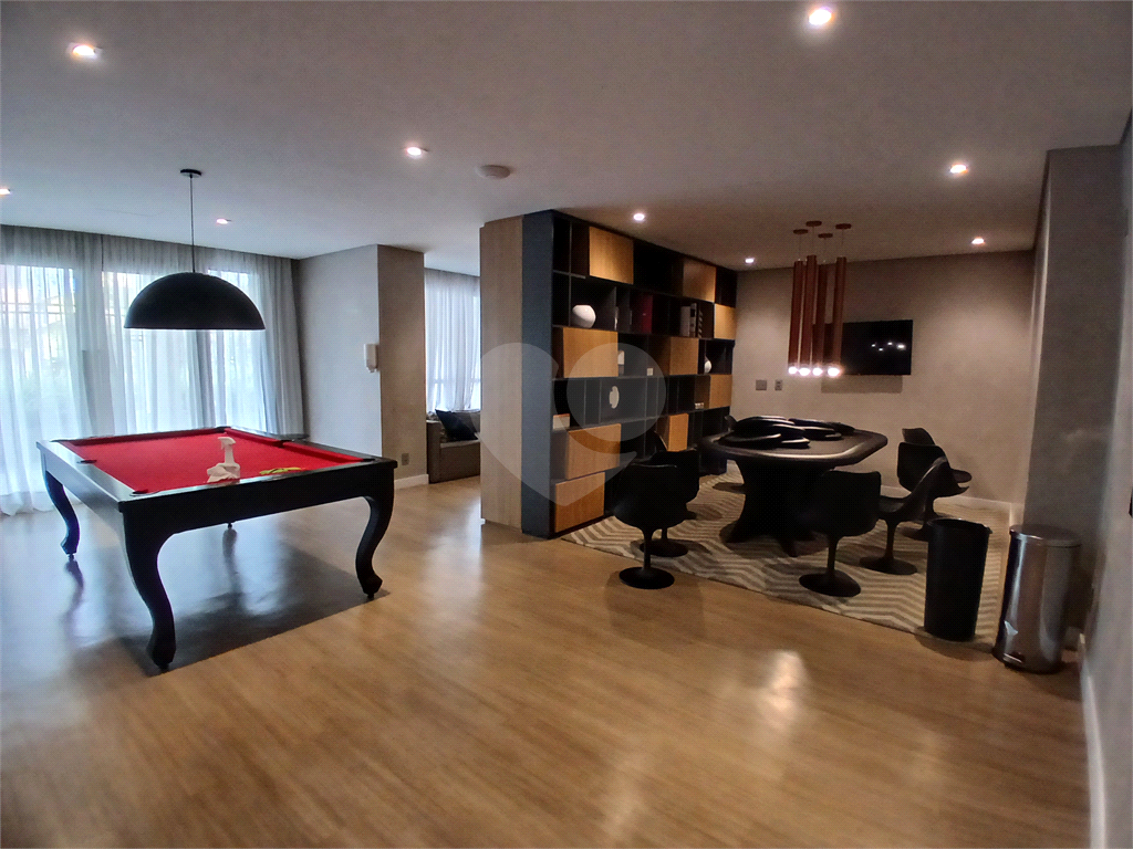 Apartamento impecável à venda com varanda gourmet em andar alto.