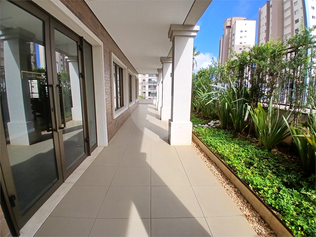Apartamento impecável à venda com varanda gourmet em andar alto.