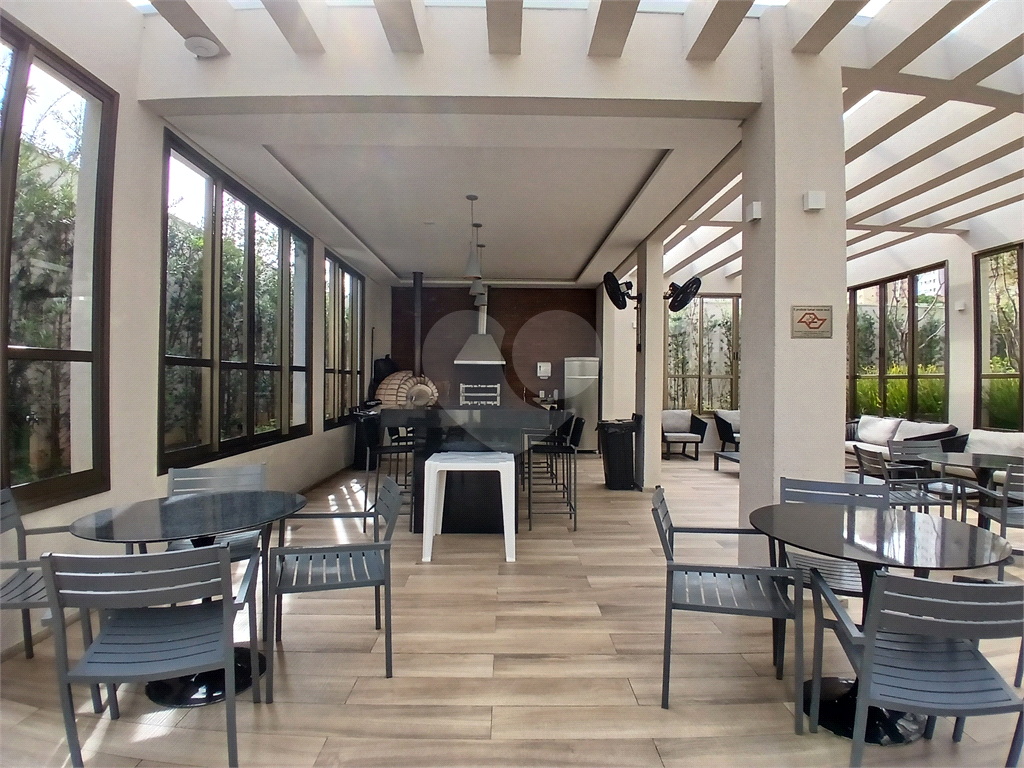 Apartamento impecável à venda com varanda gourmet em andar alto.