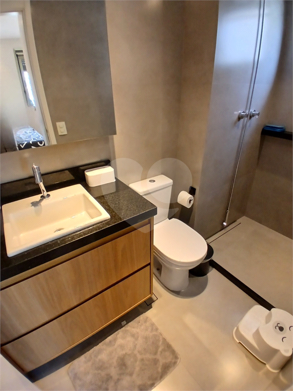 Apartamento impecável à venda com varanda gourmet em andar alto.