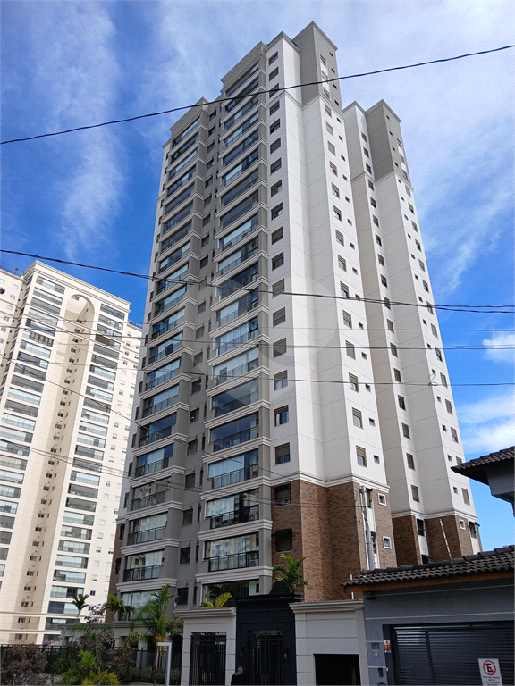 Apartamento impecável à venda com varanda gourmet em andar alto.
