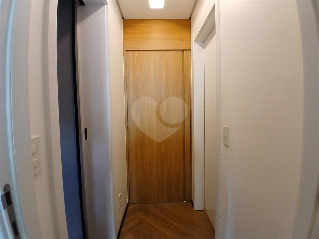 Apartamento impecável à venda com varanda gourmet em andar alto.